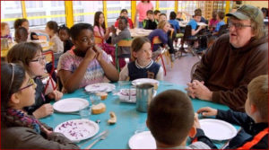 Michael Moore visite les cantines Françaises