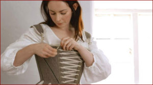 Comment mettre une robe au 18ème siècle