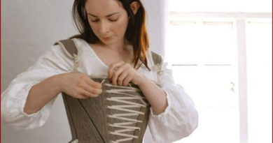 comment mettre une robe au 18ème siècle
