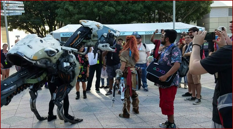 Aloy et un veilleur (Horizon Zero Dawn) se promènent à l'E3 2017