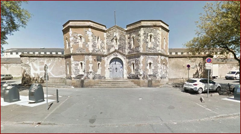 Un individu, ivre, monte sur le mur de la prison pour discuter avec un détenu