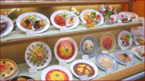 [Art - Japon] Sampuru : des faux plats qui présentent les répliques en plastique des différents menus des restaurants