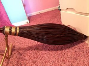 Il fabrique pour sa copine le Nimbus 2000, le balai d'Harry Potter